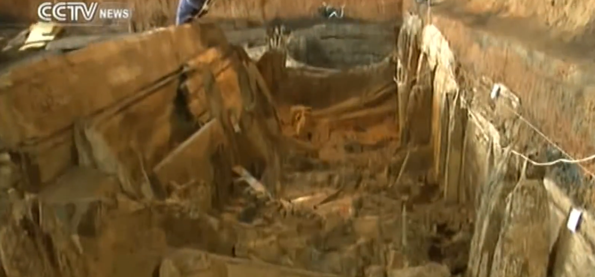 Dựa trên các tàn tích khai quật, có thể thấy khu định cư thời nhà Hán ở Trung Quốc được chia cắt bởi một con hào chạy từ bắc xuống nam, phân định hai khu vực riêng biệt khác nhau. Ảnh: @CCTV News.