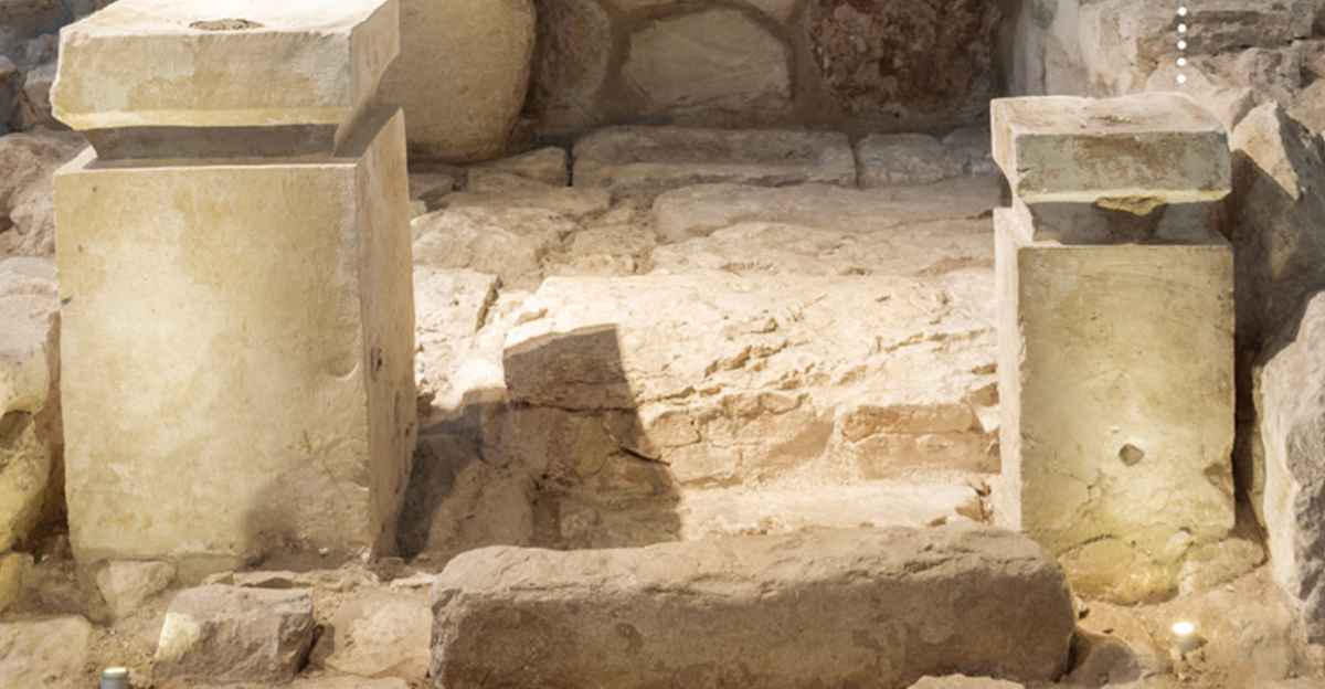 Ở lối vào 'nơi chí thánh' của ngôi đền Judahite, các chuyên gia bất ngờ tìm thấy hai bàn thờ đá vôi, ước tính có niên đại khoảng 2.700 năm tuổi. Bàn thờ nhỏ cao 40 cm và kích thước khoảng 20 x 20 cm ở đỉnh; còn bàn thờ lớn hơn cao khoảng 50 cm và kích thước khoảng 30 x 30 cm ở đỉnh. Nhiều loại vật liệu rắn không xác định được bảo quản trên bề mặt phía trên của mỗi bàn thờ này. Ảnh: @Bảo tàng Israel.