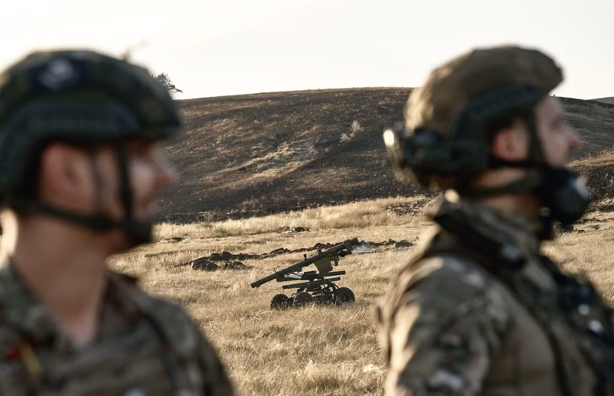 Lữ đoàn cơ giới số 28 của Ukraine giải thích trong một bài đăng trên ứng dụng nhắn tin Telegram rằng: "Không quân Nga không chỉ gây ra mối đe dọa cho các thành phố Ukraine, mà còn trực tiếp đe dọa tiền tuyến", đồng thời cho biết thêm rằng máy bay, trực thăng và máy bay không người lái trinh sát của Nga thường xuyên xuất hiện trên các vị trí bộ binh. Ảnh: @Lữ đoàn cơ giới số 28 của Ukraine.