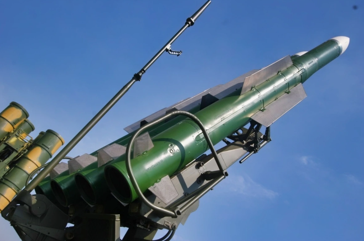 Các nhà phân tích quân sự lưu ý rằng, việc sửa đổi và tích hợp với mạng lưới chỉ huy và điều khiển kỹ thuật số đã cho phép các loại vũ khí cũ như Buk-M1 vẫn có khả năng cạnh tranh với các loại đạn bay thấp, tránh radar. Ảnh: @Wkipedia.