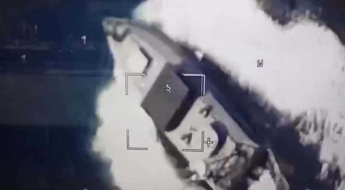 Để tấn công vào mục tiêu này, Ukraine đã dùng một tàu mặt nước không người lái (USV), có trang bị máy bay không người lái góc nhìn thứ nhất (FPV) và cả súng máy. Ảnh: @Romanov_92.