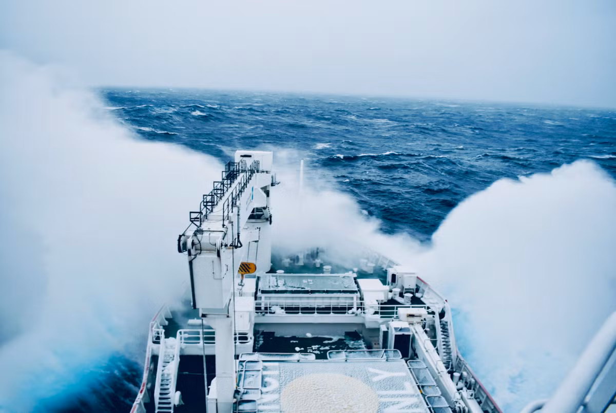 Theo các nhà nghiên cứu, độ chính xác và thời gian cảnh báo trước của hệ thống AI này có thể được cải thiện nhiều hơn nữa, bằng cách kết hợp các dữ liệu đại lượng vật lý như độ sâu của nước biển, tốc độ gió và vị trí phao. Nghiên cứu trong tương lai cũng có thể cho phép dự đoán độ cao của sóng sát thủ sắp ập tới, hoặc thời điểm chính xác chúng có thể xuất hiện. Ảnh: @ The University of Melbourne.