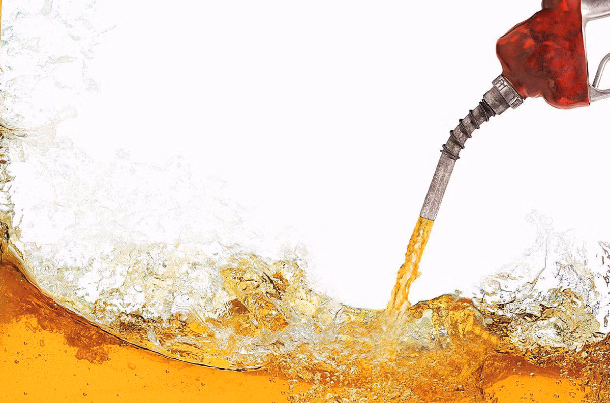 Nhưng hậu quả từ quá trình điều chế, sản xuất, cũng như sử dụng xăng gây ra cho môi trường là rất lớn, thải ra khí carbon dioxide (CO2), gây ô nhiễm không khí và thúc đẩy biến đổi khí hậu. Ảnh: @ThoughtCo.