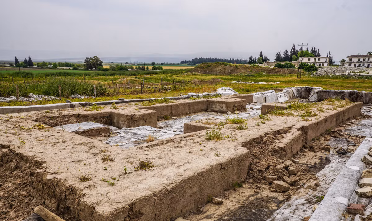 Khi tiến hành khai quật tại di chỉ khảo cổ Tayinat ở đông nam Thổ Nhĩ Kỳ, các chuyên gia đến từ Bảo tàng Khảo cổ học Antakya bất ngờ tìm thấy một hiện vật cổ xưa độc đáo. Ảnh: @Bảo tàng Khảo cổ học Antakya.