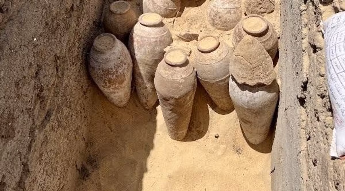 Một số bình rượu lớn được khai quật có nắp đậy còn nguyên vẹn. Những chiếc bình được bảo quản tốt mang đến cái nhìn độc đáo về quá khứ, hé lộ những tập tục ẩm thực và văn hóa của một thời đại mà Meret-Neith đã từng sinh sống. Ảnh: @Hội Đồng Cổ Vật Tối Cao Ai Cập.