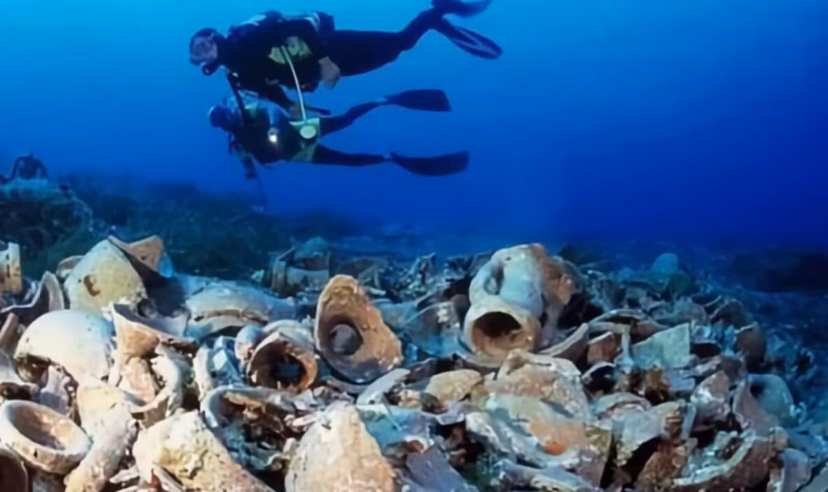 Bên cạnh đó là những lưỡi dao bằng đá obsidian từ Melos, cả hai đều không có dấu hiệu hao mòn, cho thấy những vật dụng này được chế tạo đặc biệt để trao đổi hơn là để sử dụng thực tế trên tàu. Ảnh: @Peter Throckmorton.