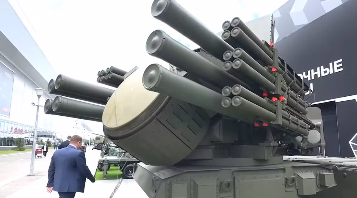 “Để tăng cường khả năng bảo vệ các trung tâm hành chính và chính trị, các cơ sở và khu vực quan trọng nhất của đất nước, các nhóm quân và cơ sở hậu cần phải tránh khỏi các cuộc tấn công lớn bằng phương tiện tấn công đường không của Ukraine, vì vậy mà quân đội Nga đang tích cực tiếp nhận các hệ thống tên lửa phòng không Pantsir-SMD mới”, Maksimtsev tuyên bố. Ảnh: @ EDR Magazine.