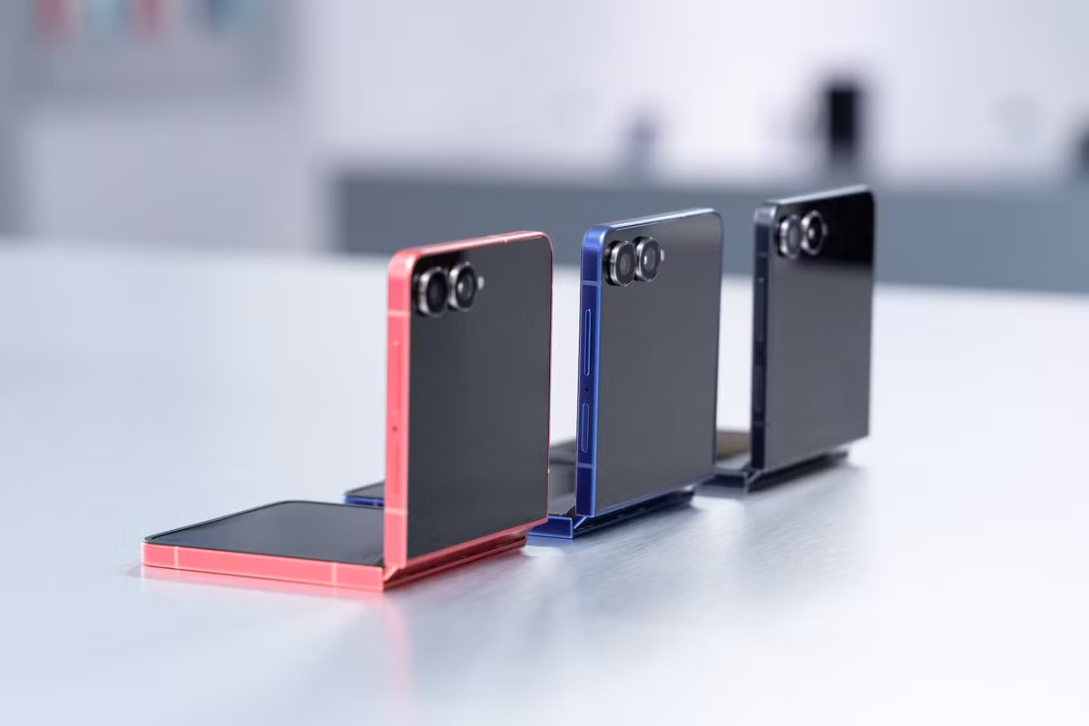 So với Fold7 có màn hình lớn như tablet, Z Flip7 thiên về sự gọn nhẹ và thời trang. Thiết kế gập vỏ sò giúp máy gập lại gọn gàng, dễ bỏ túi, thuận tiện cho người dùng ưa di chuyển hoặc cần thao tác nhanh một tay.