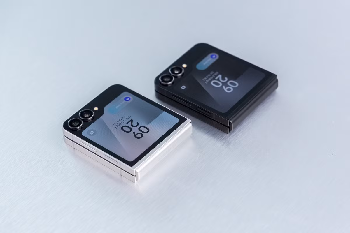 Camera sau 50 MP kết hợp AI giúp chụp ảnh đẹp cả khi thiếu sáng. Tính năng Zoom Slider và Dual Preview hỗ trợ selfie chính xác từ màn hình phụ. Galaxy Z Flip7 có giá từ 28,9 triệu đồng, bản Flip7 FE với mức giá 22,9 triệu đồng.