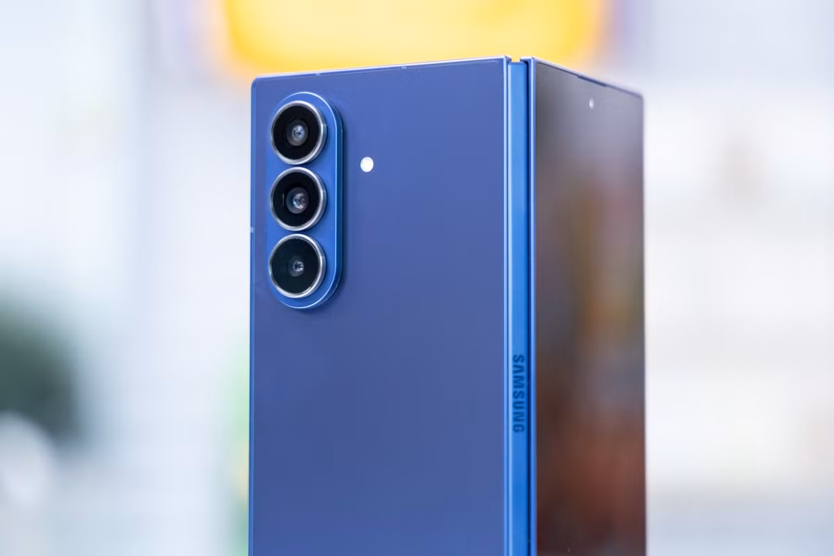 Z Fold7 trang bị camera chính 200 MP kết hợp Nightography và HDR 10-bit, ghi lại hình ảnh rõ nét ngay cả khi thiếu sáng.