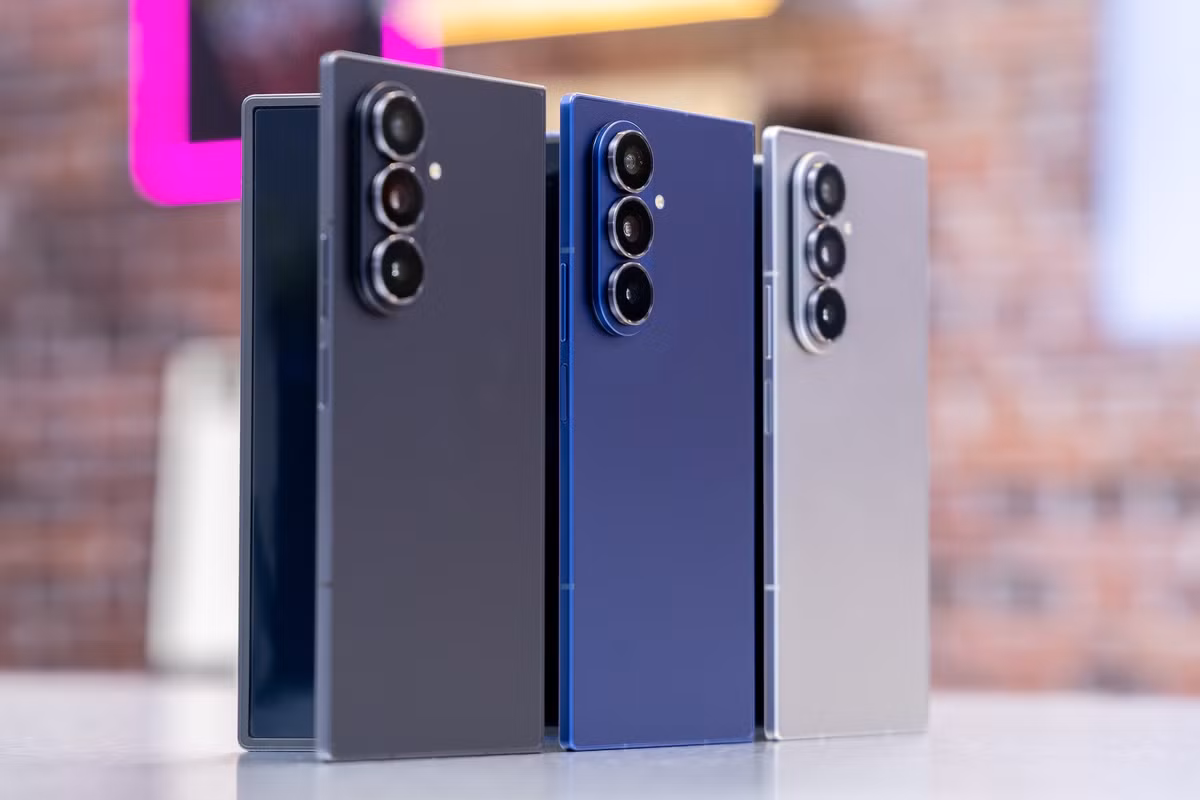 Máy sử dụng bản lề Armor FlexHinge thiết kế giọt nước, giúp giảm nếp gấp rõ rệt. Kính Gorilla Glass Ceramic 2 và lớp kính UTG dày hơn 50% nâng cao độ bền mà vẫn giữ được trọng lượng nhẹ. Galaxy Z Fold7 có ba phiên bản: 256 GB, 512 GB và 1 TB, giá từ 46,9 triệu đồng.