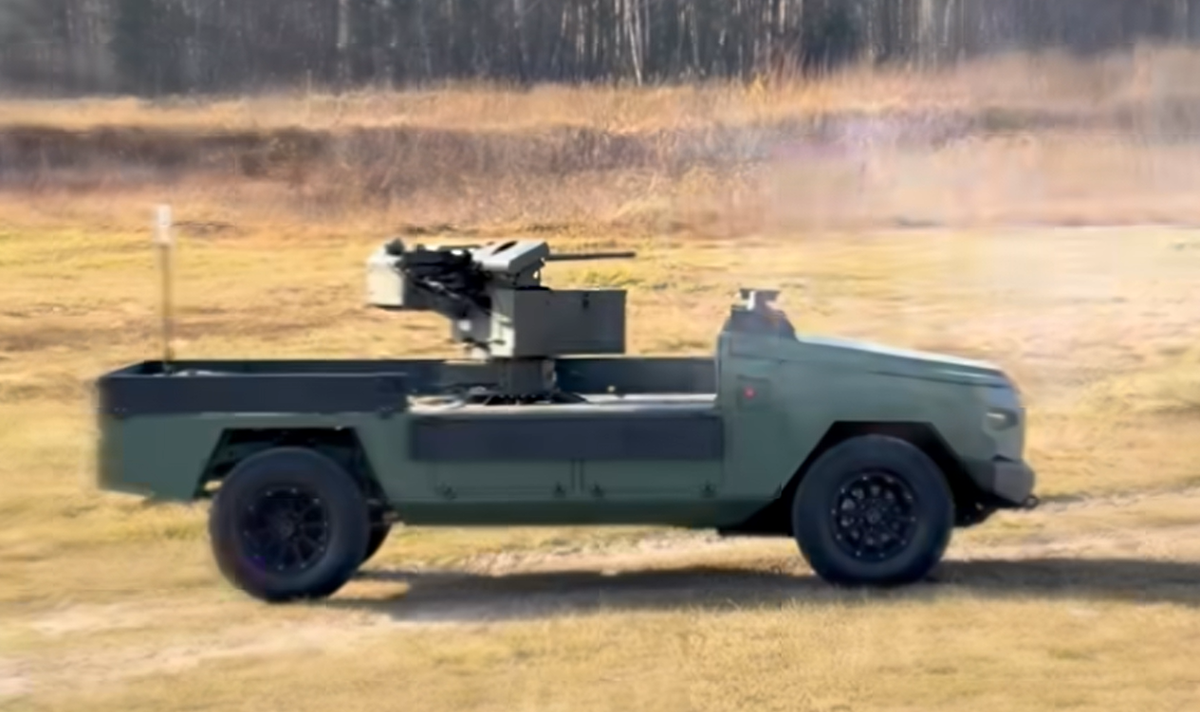 Tháp pháo được trang bị súng máy Browning M2 12,7mm với hệ thống điều khiển hỏa lực kỹ thuật số có khả năng theo dõi và tấn công các mục tiêu trên mặt đất và trên không, bao gồm xe bọc thép, binh lính, trực thăng và cả máy bay không người lái. Ảnh: @Ukrainian Armor.