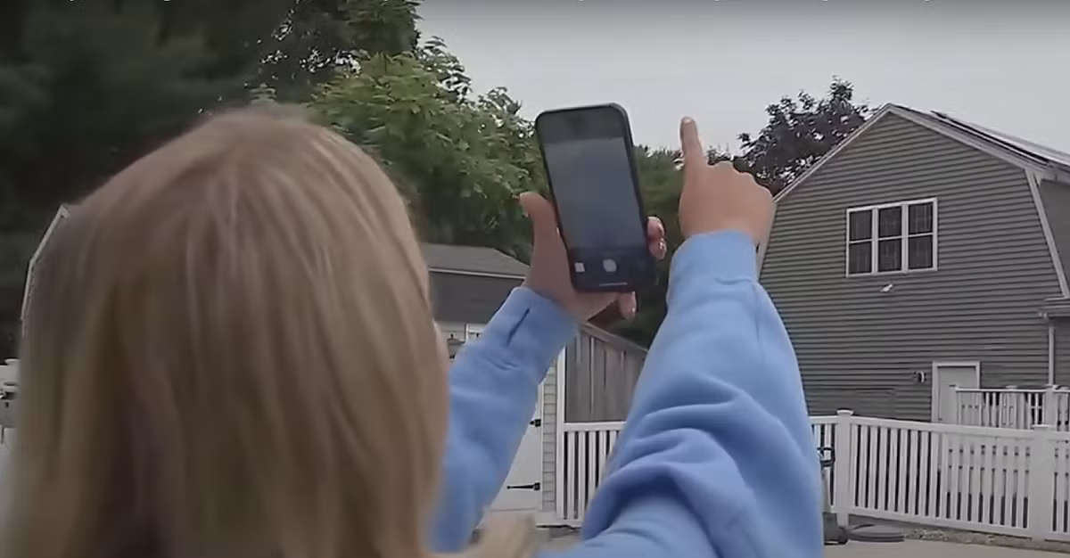 Ngay lập tức, Colleen McCormack nhanh chóng lấy điện thoại ra và quay lại cảnh tượng bất thường này. Ảnh: @kênh WHDH-TV