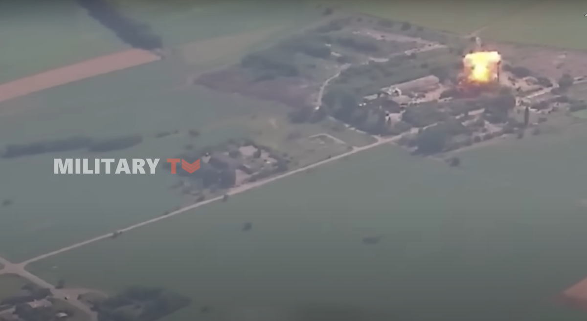 Các cuộc tấn công sử dụng tên lửa đạn đạo Iskander-M đã được xác nhận bằng video cho thấy, chúng đã phá hủy nhiều khẩu đội Patriot, radar và xe chỉ huy, với lần đầu tiên được xác nhận là phá hủy một hệ thống Patriot vào ngày 23/2/ 2024, trong khi một cuộc tấn công tiếp theo đã phá hủy một hệ thống khác gần khu vực Sergeevka vào tháng sau đó. Ảnh: @Military TV.