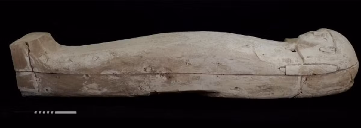 Ngôi mộ này chứa một chiếc quan tài gỗ nhỏ, bộ hài cốt thuộc về một cô bé chừng khoảng 15 tuổi. Ảnh: @Hội Đồng Cổ Vật Tối Cao Ai Cập.