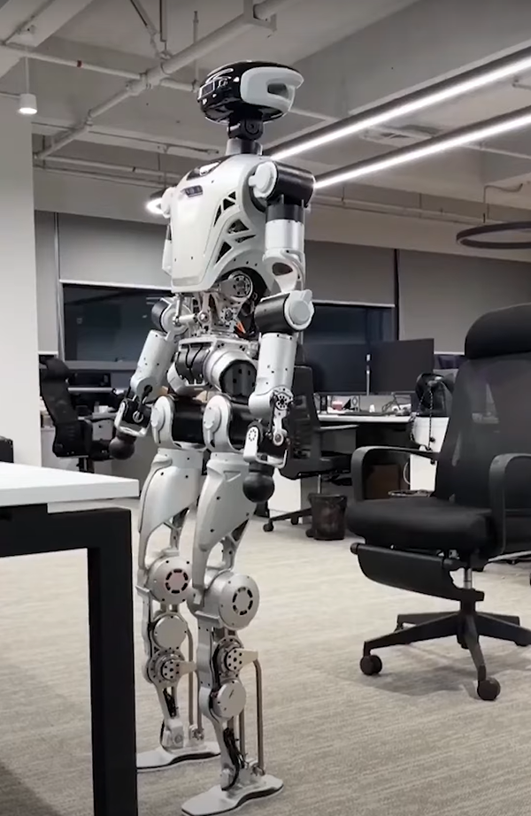 Thậm chí, CL-3 cũng tích hợp bộ điều khiển chuyển động tiên tiến và thuật toán AI, cho phép nó thực hiện các nhiệm vụ đòi hỏi mức độ phối hợp và khả năng thích ứng cao, tương tác liền mạch với môi trường động, phù hợp với nhiều ứng dụng khác nhau. Ảnh: @LimX Dynamics/Youtube.