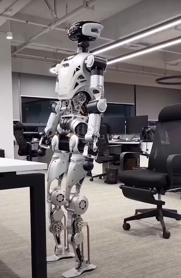 Thậm chí, CL-3 cũng tích hợp bộ điều khiển chuyển động tiên tiến và thuật toán AI, cho phép nó thực hiện các nhiệm vụ đòi hỏi mức độ phối hợp và khả năng thích ứng cao, tương tác liền mạch với môi trường động, phù hợp với nhiều ứng dụng khác nhau. Ảnh: @LimX Dynamics/Youtube.