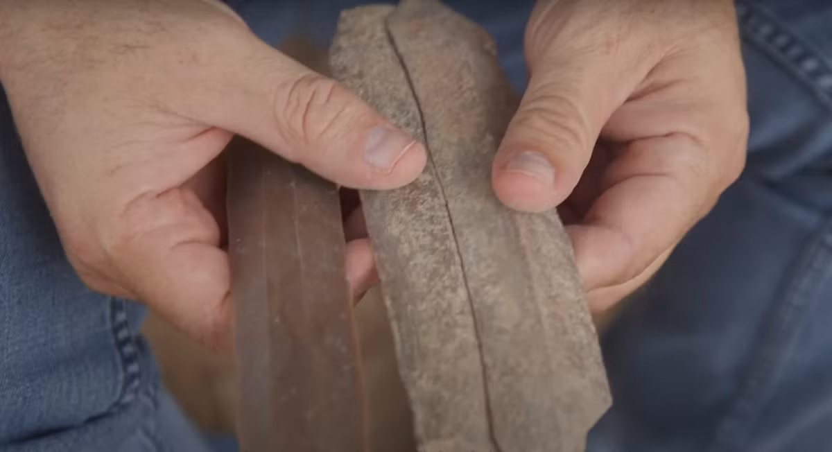 Tiến sĩ Martin David Pasternak, Shira Lifshitz và Nathan Ben-Ari đến từ Cơ quan Cổ vật Israel đồng cho biết, xưởng này từng là trung tâm phân phối các lưỡi dao trên khắp khu vực Levant cổ xưa. Ảnh: @Cơ quan Cổ vật Israel (IAA).