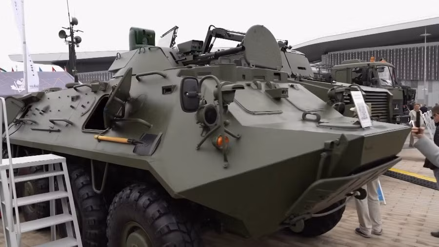 Khối động cơ xăng nguyên bản được thay bằng hai động cơ diesel D-245 12S do Belarus sản xuất, công suất tổng đạt 218 mã lực. Hệ thống mới giúp xe vận hành ổn định hơn, tiết kiệm nhiên liệu và dễ bảo trì trong điều kiện khắc nghiệt.