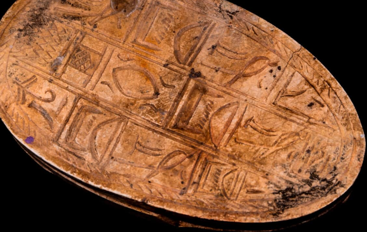 Thứ thoạt nhìn ban đầu tưởng chỉ là một "viên đá đẹp", nhưng hóa ra lại là một tượng đá con bọ hung Ai Cập cổ đại, một báu vật có niên đại khoảng 3.800 năm tuổi. Ảnh: @Cơ quan Cổ vật Israel.