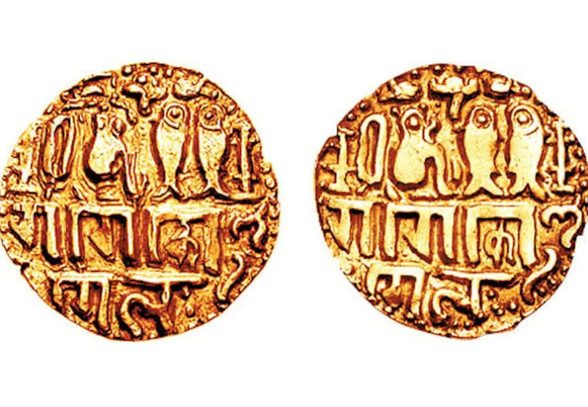 Giới chức trách cho biết, các đồng tiền vàng có kích thước và hình dạng khác nhau. Sau khi phát hiện, các công nhân đã thông báo cho các quan chức thuế và cảnh sát địa phương, những người đã phong tỏa hiện trường. Ảnh: @Sở Quản lý Tài sản Tôn giáo và Từ thiện Hindu.