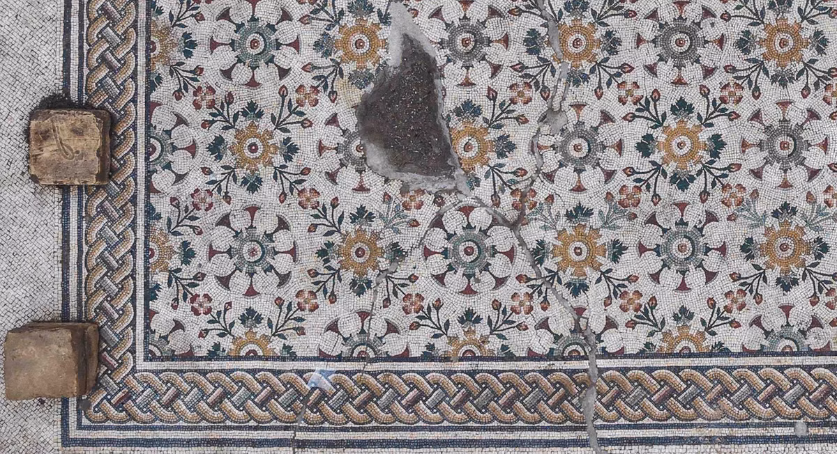 Họa tiết guilloche cực kỳ bắt mắt này vốn được tạo thành từ các mảnh khảm đá nhiều màu. Ảnh: @Viện Nghiên cứu Khảo cổ Ý.