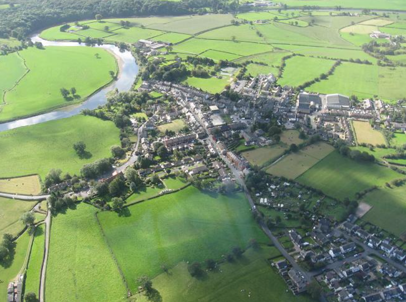 Khi một cậu bé đang đi dạo trên cánh đồng phía sau nhà ở Ribchester, Anh, cậu tình cờ phát hiện ra một bộ sưu tập hơn 30 hiện vật bằng kim loại trong một cái hố. Ảnh: @Hội đồng quản trị Bảo tàng Anh.