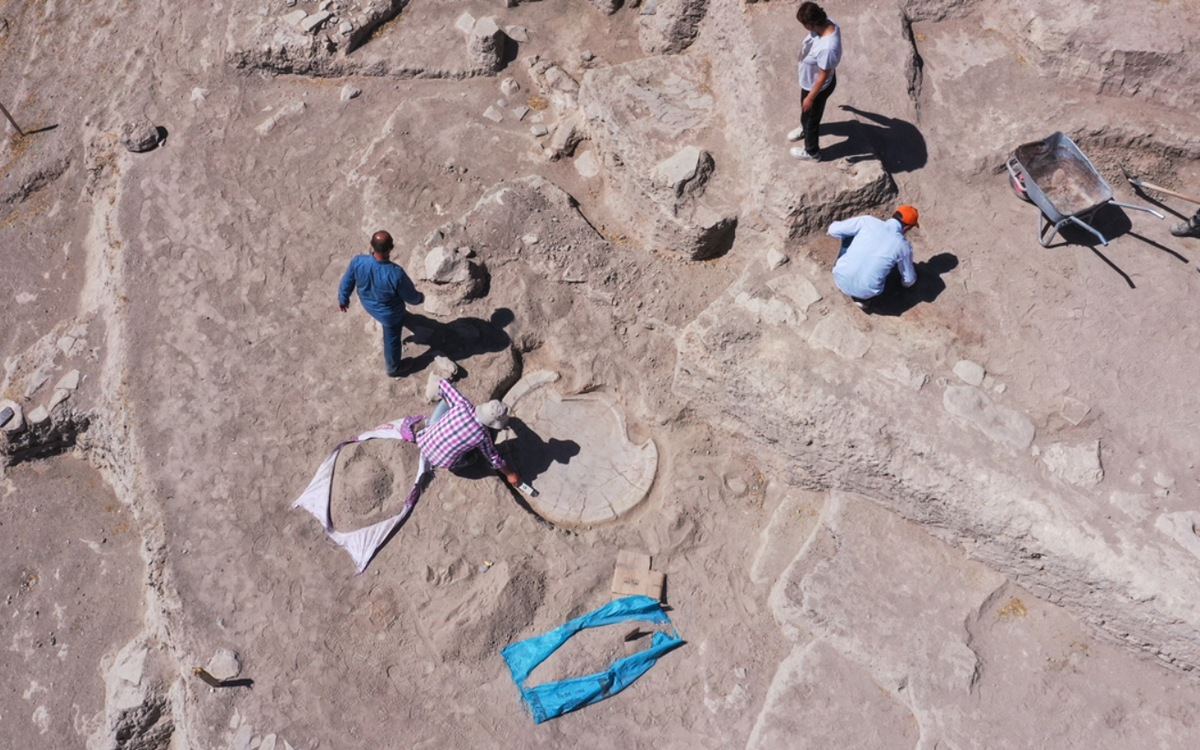 Các kỹ thuật thăm dò, phân tích khảo cổ học chuyên sâu cho thấy, đó là một bàn thờ hình đầu bò hai sừng. Ảnh: @Bộ Văn hóa và Du lịch, chính quyền tỉnh Elazığ.