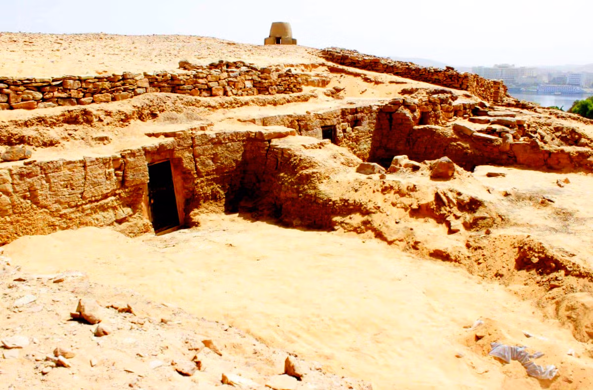 Khi tiến hành khai quật tại Nag el-Hassay ở miền nam Ai Cập, các nhà khảo cổ học đến từ trường Đại học Cairo, Ai Cập bất ngờ phát hiện ra một di tích cổ xưa kỳ lạ, công phu, bí ẩn. Ảnh: @Đại học Cairo.