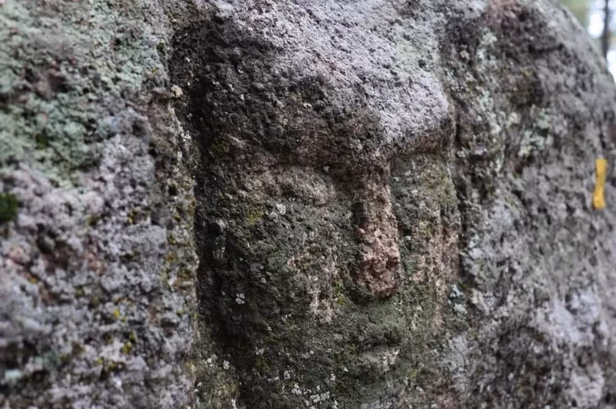 Khuôn mặt người bí ẩn này có kích thước 27 x 21 cm được chạm khắc trên bề mặt một tảng đá granit, hướng về phía tây-tây nam. Ảnh: @Cơ quan Khảo cổ học Kazakhstan.