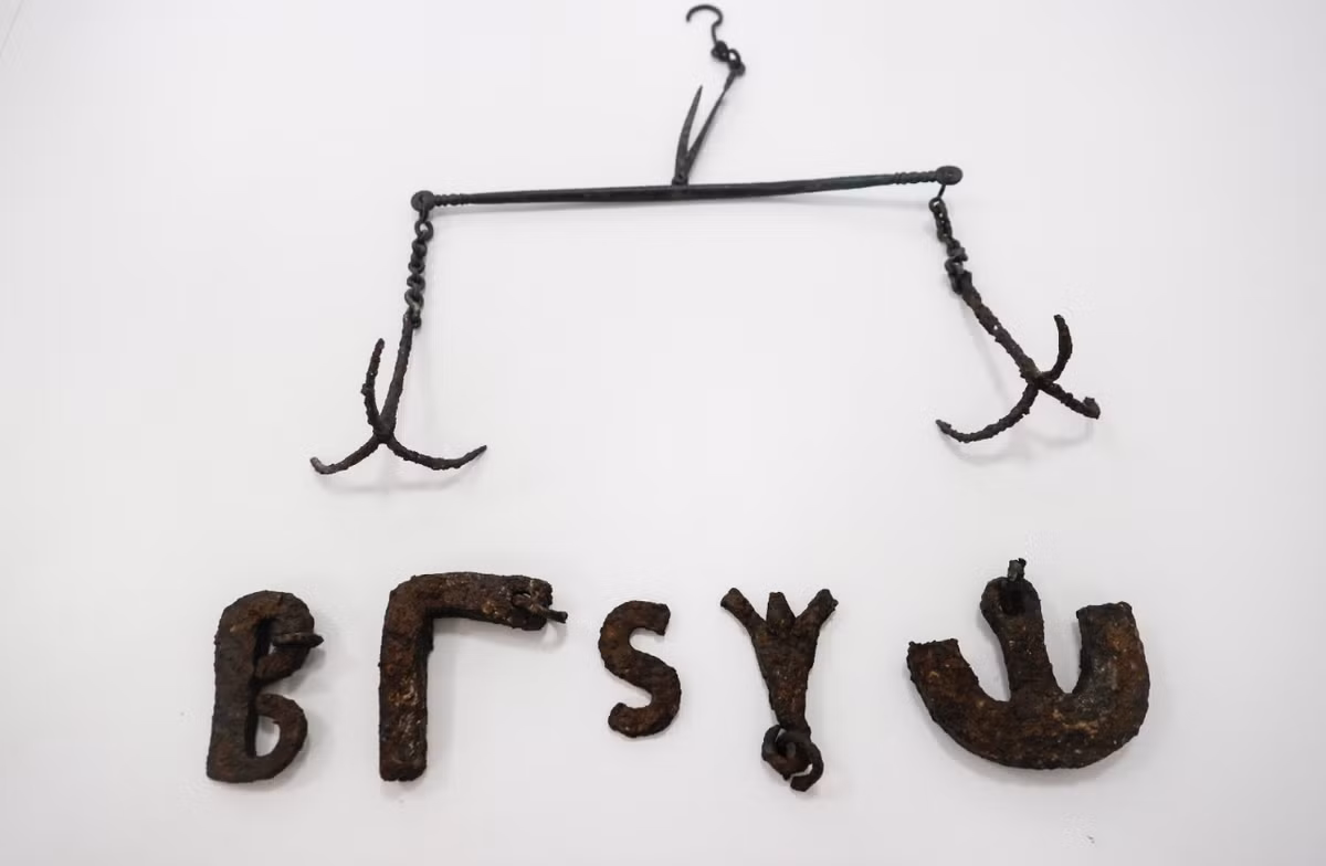 Thực tế, chúng bao gồm một chiếc cân, vẫn còn khớp nối, và năm quả cân hình chữ cái Hy Lạp, chúng có từ thế kỷ 4-7 SCN và được ước tính có niên đại khoảng 1.600 năm tuổi. Ảnh: @ Bộ Văn hóa và Du lịch Thổ Nhĩ Kỳ.