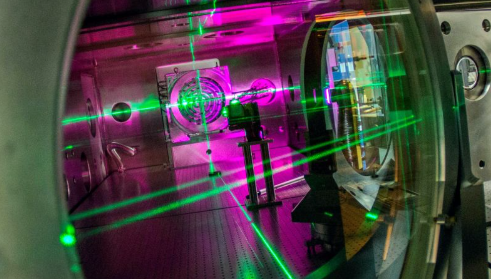 Hệ thống laser ZEUS bao gồm các thành phần như tinh thể sapphire 18 cm đã được truyền các nguyên tử titan và tinh thể này phải mất hơn bốn năm để sản xuất. "Tinh thể sapphire titan mang kích thước này mà chúng tôi có, chỉ có một vài viên như vậy trên thế giới", Franko Bayer, giám đốc dự án của ZEUS chia sẻ. Ảnh: @Đại học Michigan.