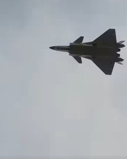 Để minh họa, dữ liệu sơ bộ về các nguyên mẫu động cơ WS-15 cho thấy khả năng tạo ra lực đẩy lên tới 16.329 kg, với mục tiêu dự kiến ​​đạt 18.143 kg. Khi so sánh với động cơ WS-10—có lực đẩy khoảng 14.514 kg, đây chính là sự cải tiến rõ ràng trên động cơ WS-15 mới. Còn theo nhà sản xuất Pratt &amp; Whitney của Mỹ, động cơ F119 nói trên cung cấp lực đẩy chỉ khoảng 15.875 kg. Ảnh: @RupprechtDeino.