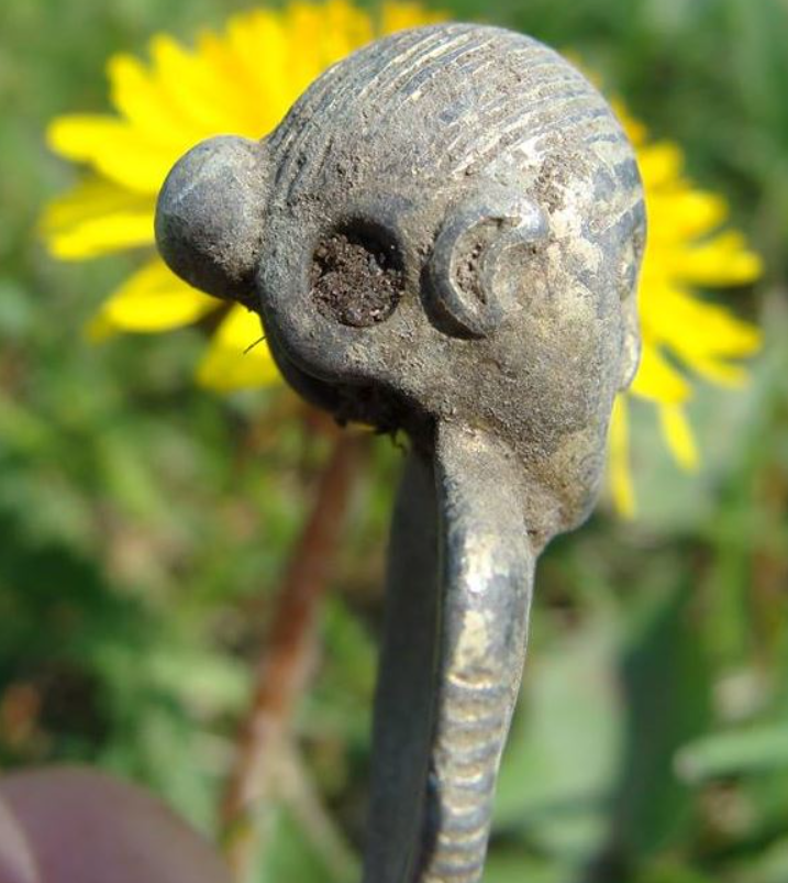 Bức tượng nhỏ nhắn cao 4,6 cm được làm bằng bạc nguyên chất, có phủ một lớp mạ vàng bên ngoài. Tóc được búi gọn gàng quanh đầu, tạo hình ba chiều. Ảnh: @Bảo tàng Østfyns.