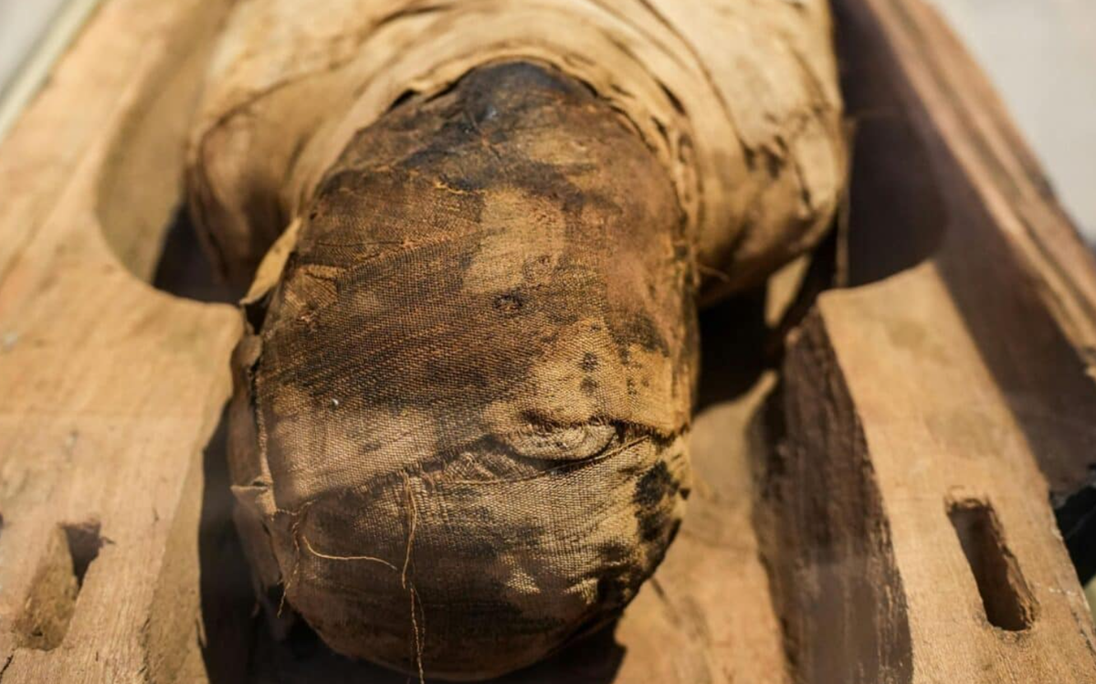 Thi thể xác ướp nằm ngửa, được quấn cẩn thận trong tấm vải liệm. Ảnh: @Bộ Văn hóa Ý.