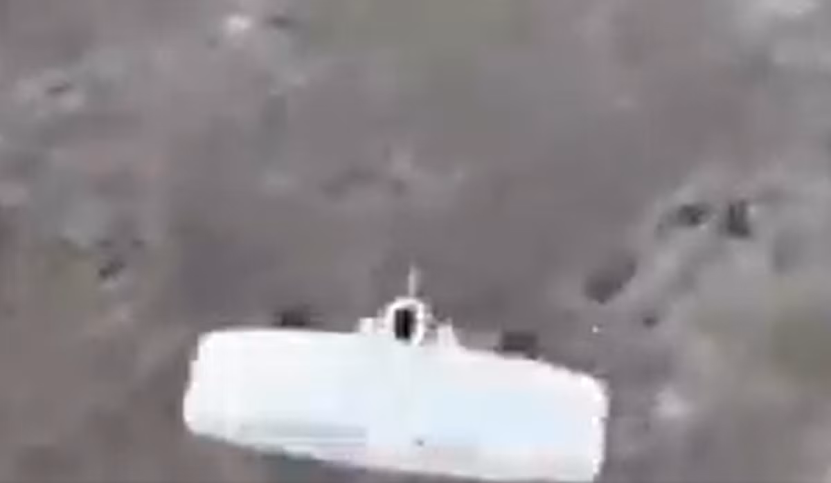 Cấu hình này được gọi trong kỹ thuật hàng không vũ trụ là cánh kín hoặc cánh hình khuyên, có thể giúp tăng cường đặc tính nâng trong khi giảm sải cánh, từ đó giúp cải thiện tính di động và có khả năng mở rộng phạm vi hoạt động. Ảnh: @Serhiy Beskrestnov.