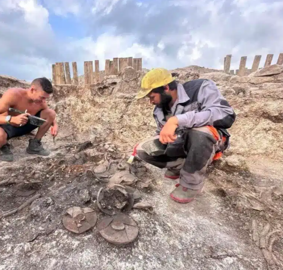 Đó là ngôi mộ quý tộc với con ngựa bị hiến tế, đồ trang sức thần thoại và những vật thể vô cùng kỳ lạ. Ảnh: @Daniela Agre và Deyan Dichev.