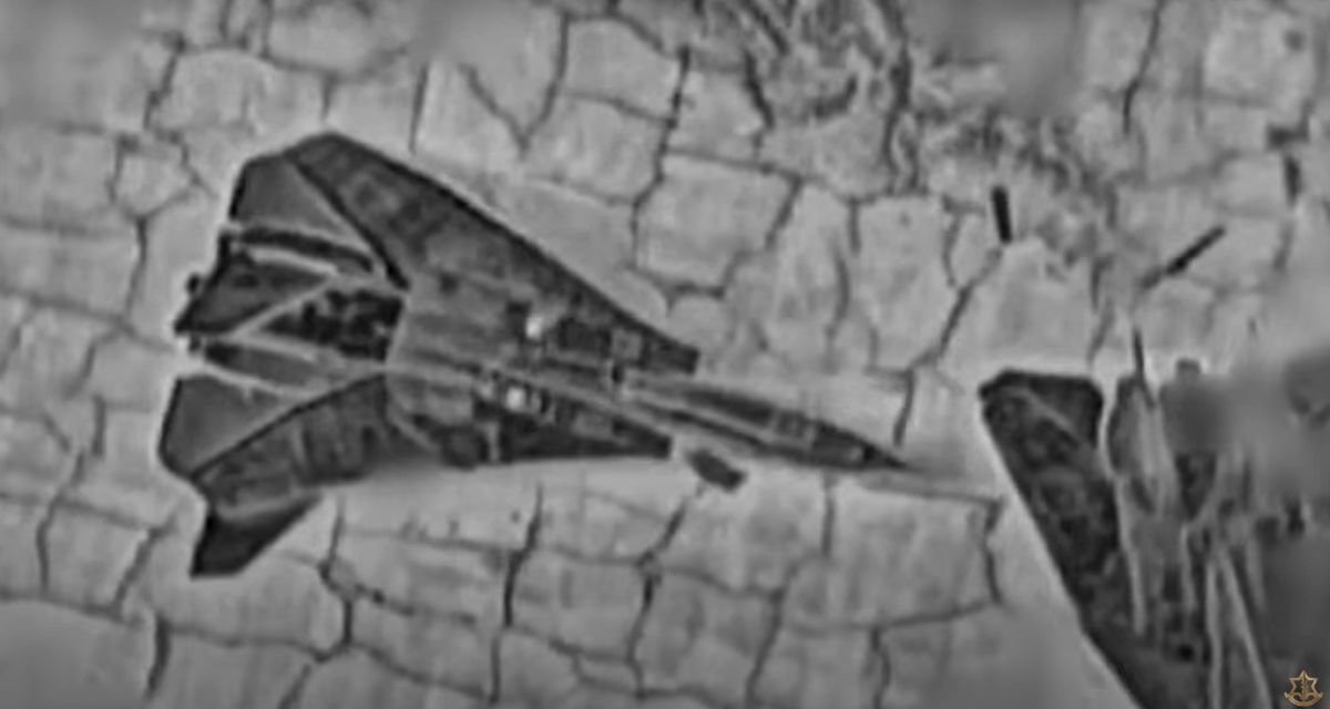 Trong một hoạt động táo bạo, Lực lượng Phòng vệ Israel (IDF) đã đăng tải đoạn clip camera hồng ngoại nhắm mục tiêu về một cặp máy bay chiến đấu F-14A Tomcat bị tấn công phá hủy, khi chúng đậu bên ngoài các hầm trú ẩn máy bay được gia cố tại Sân bay Quốc tế Mehrabad thuộc miền trung Iran, một khu vực quan trọng đối với cơ sở hạ tầng quân sự của Iran. Ảnh: @Lực lượng Phòng vệ Israel.