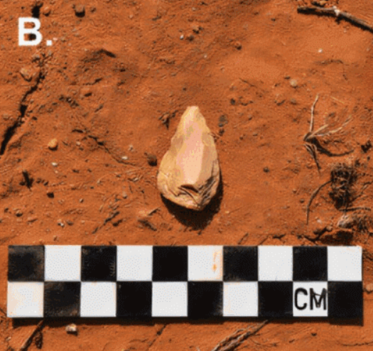 Những công cụ được tìm thấy có thể rất quan trọng cho sự sinh tồn, không chỉ như những vật dụng chức năng, mà còn là một phần của hệ thống trao đổi hàng hóa và là nguồn lực đã được thiết lập vững chắc - một chiến lược thiết yếu để duy trì cộng đồng trong điều kiện khí hậu khắc nghiệt như vậy. Ảnh: @Yinika Perston.