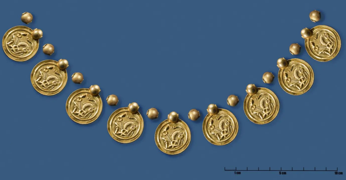 Ông Erlend Bore đã khai quật được chín mặt dây chuyền vàng chạm khắc, mười viên ngọc trai vàng và ba chiếc nhẫn vàng. Ảnh: @Erlend Bore.