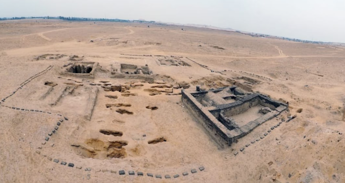 Tại nghĩa trang của ốc đảo Faiyum này, các nhà khảo cổ học đến từ Viện Nghiên Cứu CEI RAS đã khai quật được ngôi mộ chôn cất đứa trẻ 8 tuổi, có niên đại từ thế kỷ thứ 4 Trước Công nguyên. Ảnh: @ ABC News - The Walt Disney Company.