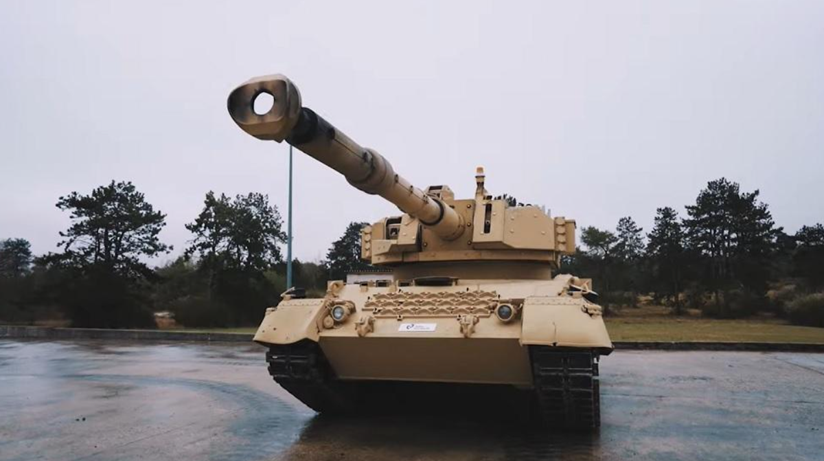 Khung gầm xe tăng nhẹ, xe nặng khoảng 40 tấn, cho phép đạt tốc độ lên tới 65 km/giờ trên đường. Xe tăng này trang bị động cơ diesel MTU MB 838 Ca-M 10 xi-lanh sản sinh công suất tới 830 mã lực. Ảnh: @MilitaryLeak.