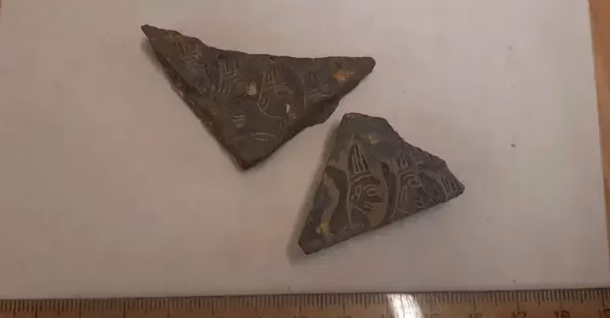 Đầu tiên, nhóm chuyên gia khai quật được một mảnh đá với các hình khắc theo phong cách Hittite. Ảnh: @Cơ quan Quản lý Hang động Séc (Správa jeskyní ČR).