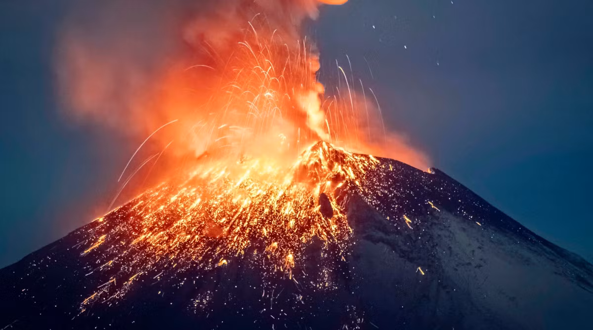 Trong suốt lịch sử loài người, các vụ phun trào núi lửa đã tàn phá các nền văn minh, gây ra những thay đổi khí hậu khắc nghiệt, mất mùa và hỗn loạn xã hội. Ảnh: @Vasagaard Vest.