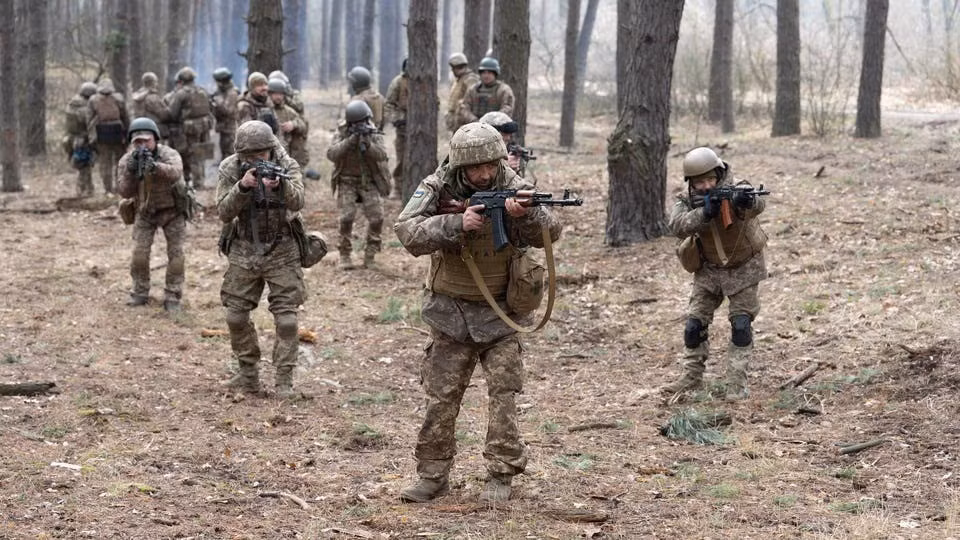 Theo chuyên gia này, các nhóm Ukraine đã nhiều lần tìm cách rút lui trong đêm theo hướng Zvanovka, nhưng mọi nỗ lực đều bị phát hiện. “Các phương tiện trinh sát của chúng tôi ghi nhận từng chuyển động nhỏ và mỗi khi họ vừa rời vị trí, pháo binh lập tức khai hỏa. Nhiều nhóm đã bị đánh trúng ngay khi chưa kịp thoát khỏi hầm trú ẩn”, ông cho biết.