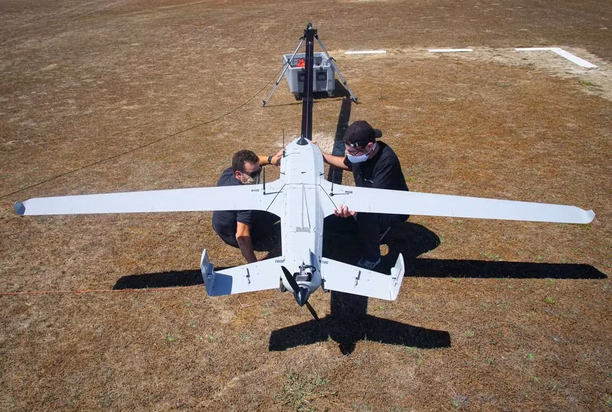 Đáng chú ý, Anh và Ukraine đang mở rộng hệ thống tiếp nhận “Octopus”, nền tảng chung có khả năng xử lý hàng nghìn UAV mỗi tháng từ tuyến cung ứng Anh - Ba Lan - Ukraine. Đây được xem là “xương sống” trong chuỗi phân phối UAV, giúp các đơn vị tiền phương nhận thiết bị nhanh hơn gấp đôi so với đầu năm.