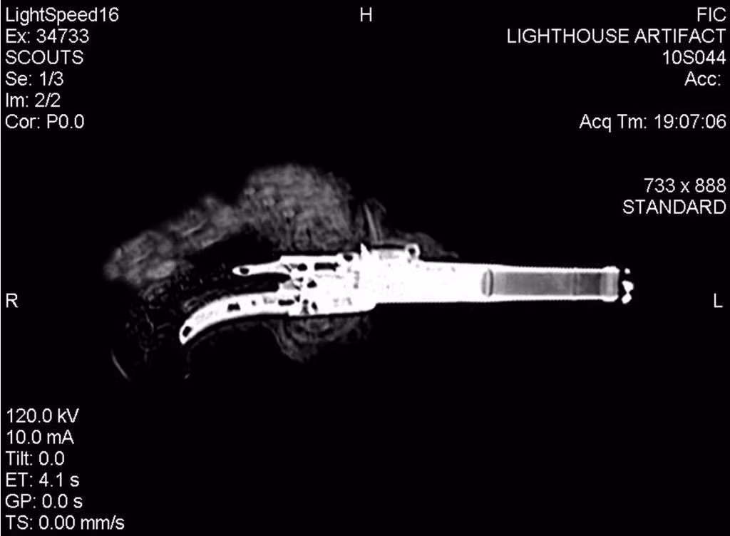 Kết quả chụp cắt lớp cho thấy, bên trong khối bê tông có một khẩu súng lục bỏ túi quý hiếm với thiết kế nhãn hiệu súng lục Nữ hoàng Anne. Ảnh: @LAMP.