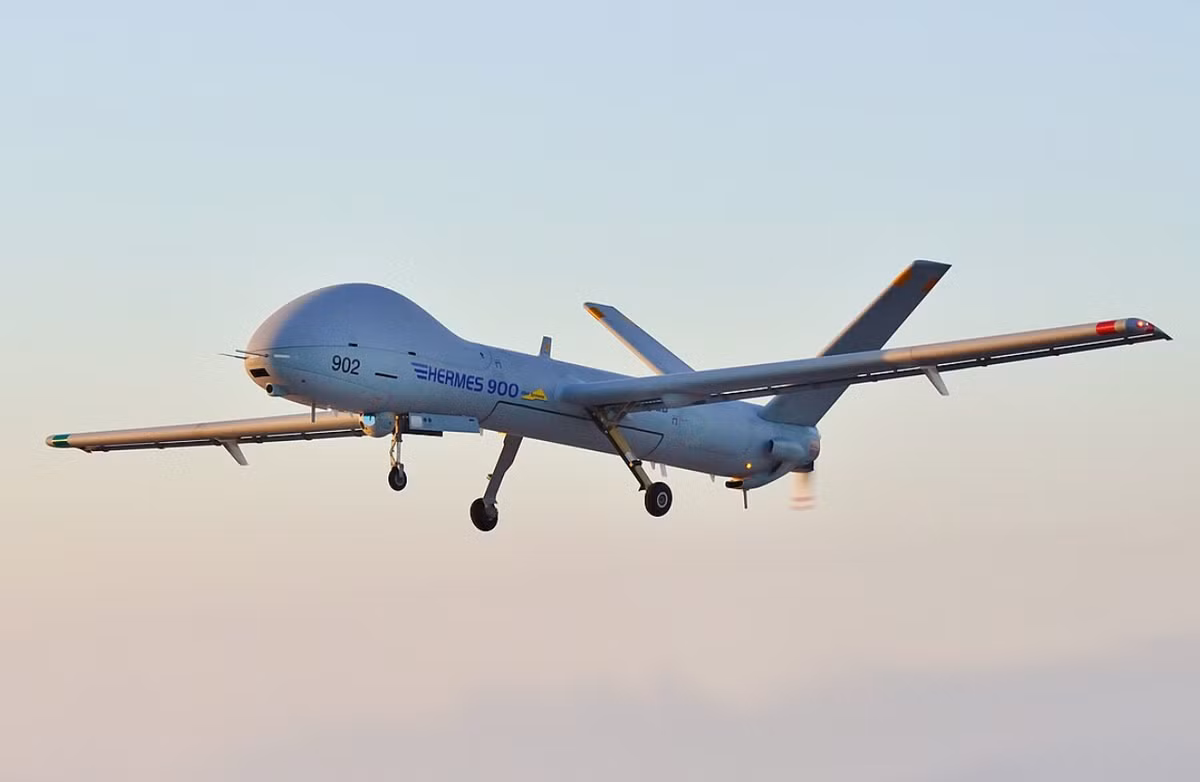 Được biết, Hermes 900 là một UAV tầm trung có độ bền cao do Israel sản xuất, được phát triển cho các hoạt động chiến thuật. Được xây dựng dựa trên di sản của dòng Hermes 450 được sử dụng rộng rãi, máy bay không người lái này có khả năng bay trong hơn 30 giờ và đạt độ cao lên tới 9.144 mét. Ảnh: @ Wikipedia.