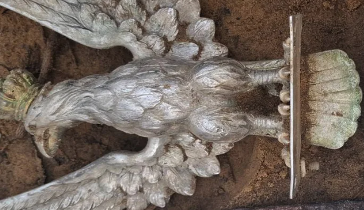 Hình ảnh đại bàng trong quân đội Ba Lan tượng trưng cho "Danh dự và Tổ quốc". Ảnh: @Nhóm Bảo vệ Di tích Pháo đài.