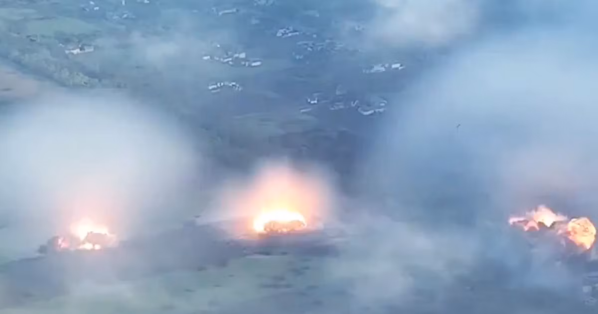 Khả năng triển khai hỏa lực mạnh mẽ nhanh chóng khiến hệ thống TOS-1A Solntsepek trở thành vũ khí chủ chốt cho các đơn vị Nga đang cố gắng xuyên thủng hệ thống phòng thủ nhiều lớp của đối phương. Tuy nhiên, hệ thống này vẫn phải đối đầu với bầy UAV khắc nghiệt từ phía Ukraine. Ảnh: @Известия.